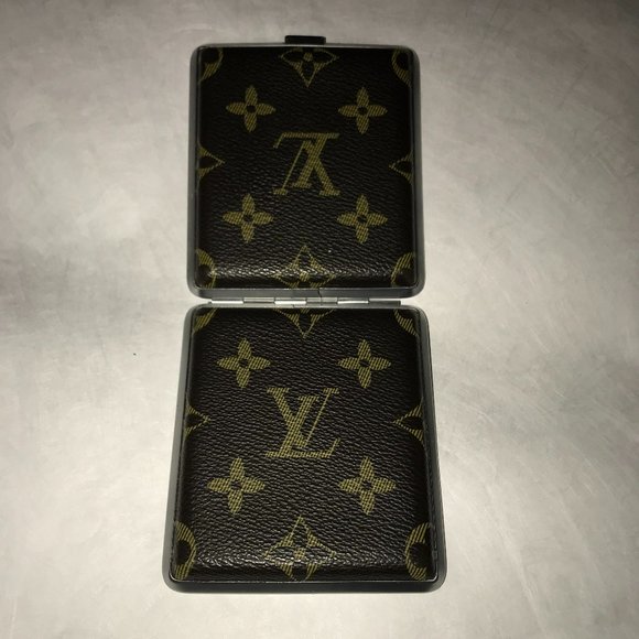 Louis Vuitton Rare Vintage Cigarette Case/ Perfect Hand Size Accessory - Unisex - Picture 14 of 15